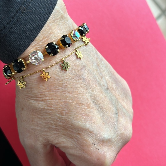 Dainty Dangling Snowflake Bracelet-NWT - Picture 4 of 4